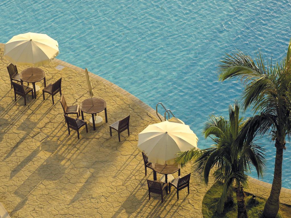 ホテル日航アリビラ 読谷村 エクステリア 写真 The pool at the Taj Bengal