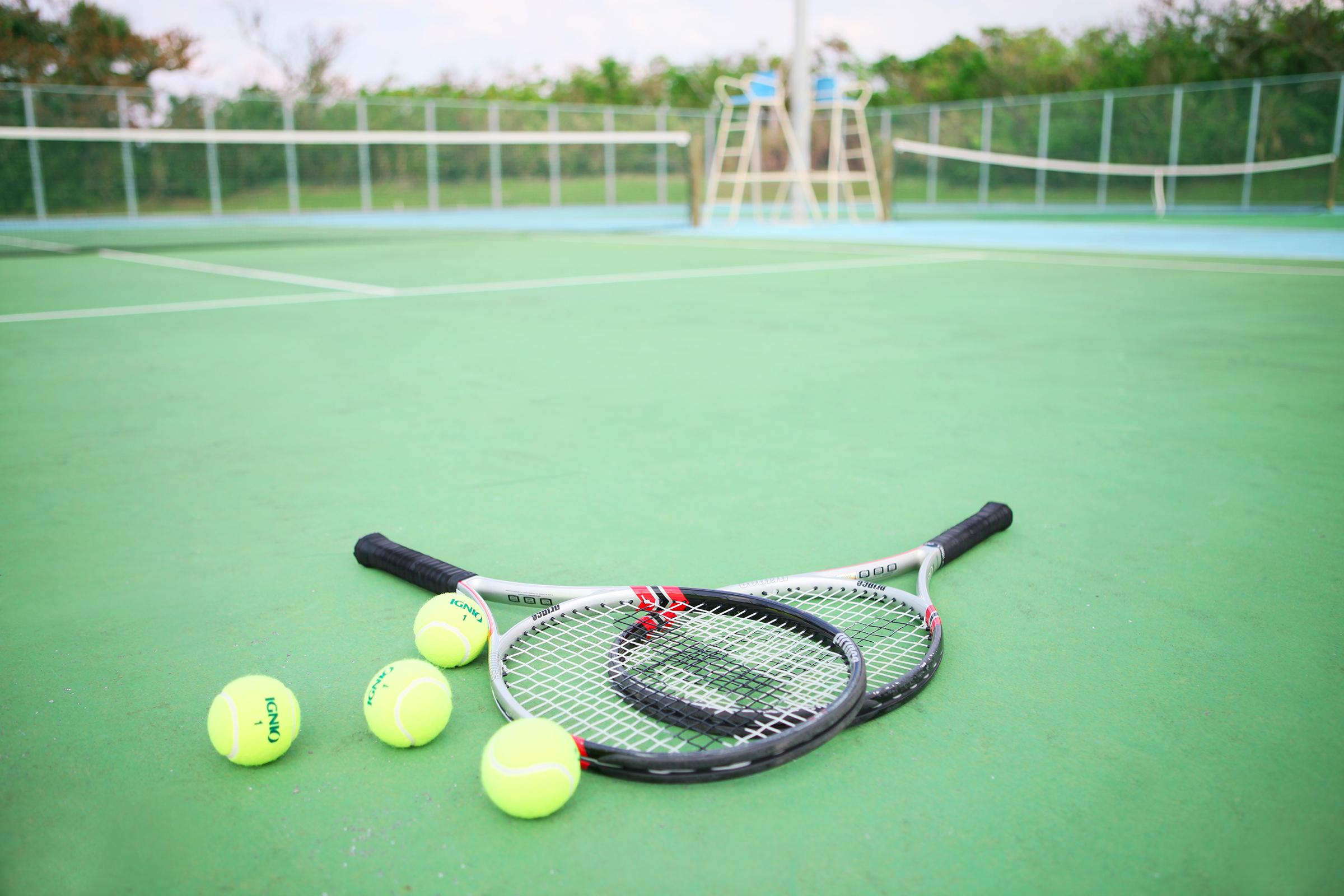 ホテル日航アリビラ 読谷村 エクステリア 写真 Tennis balls and racquets