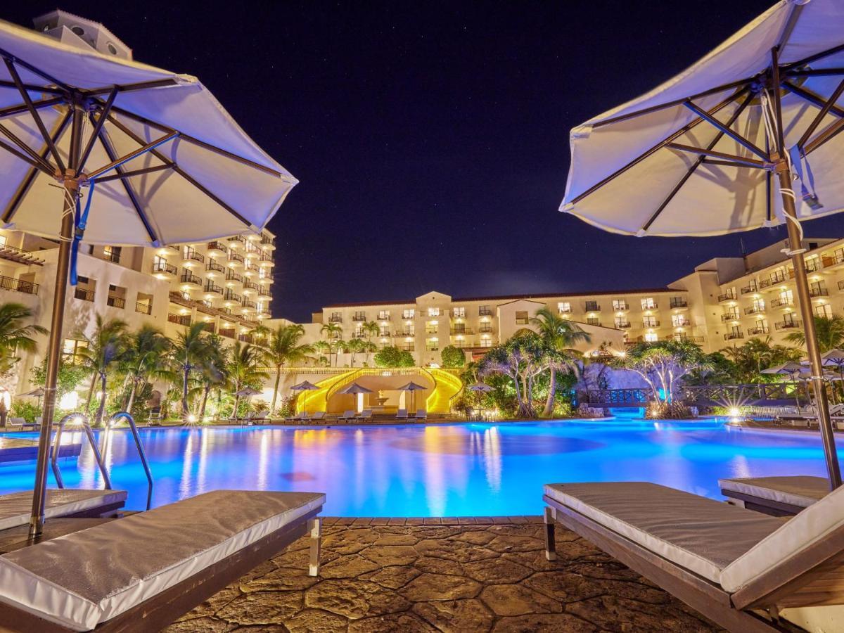 ホテル日航アリビラ 読谷村 エクステリア 写真 The pool at the resort