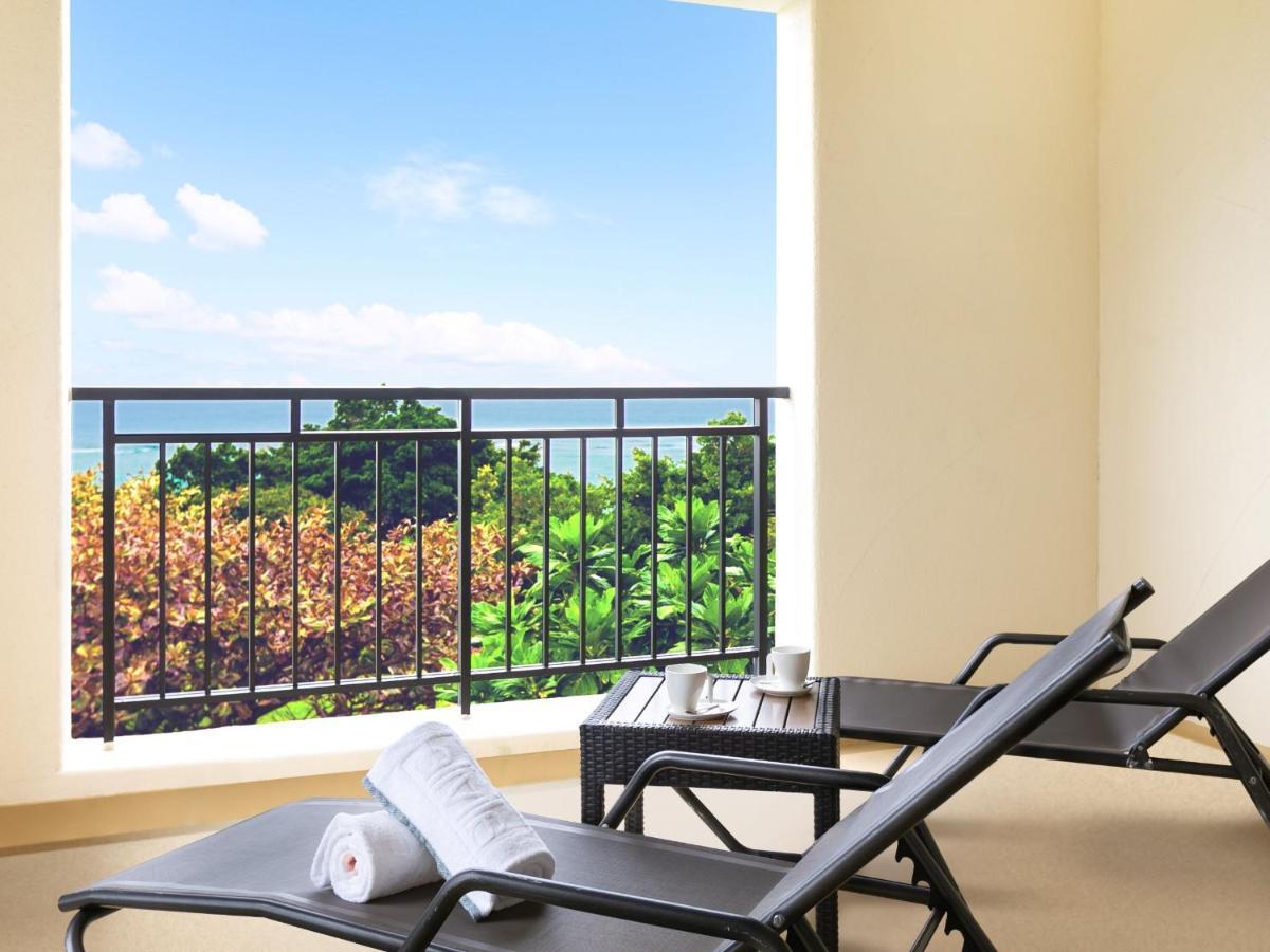 ホテル日航アリビラ 読谷村 エクステリア 写真 A balcony at the Westin Resort & Spa, Playa Mujeres