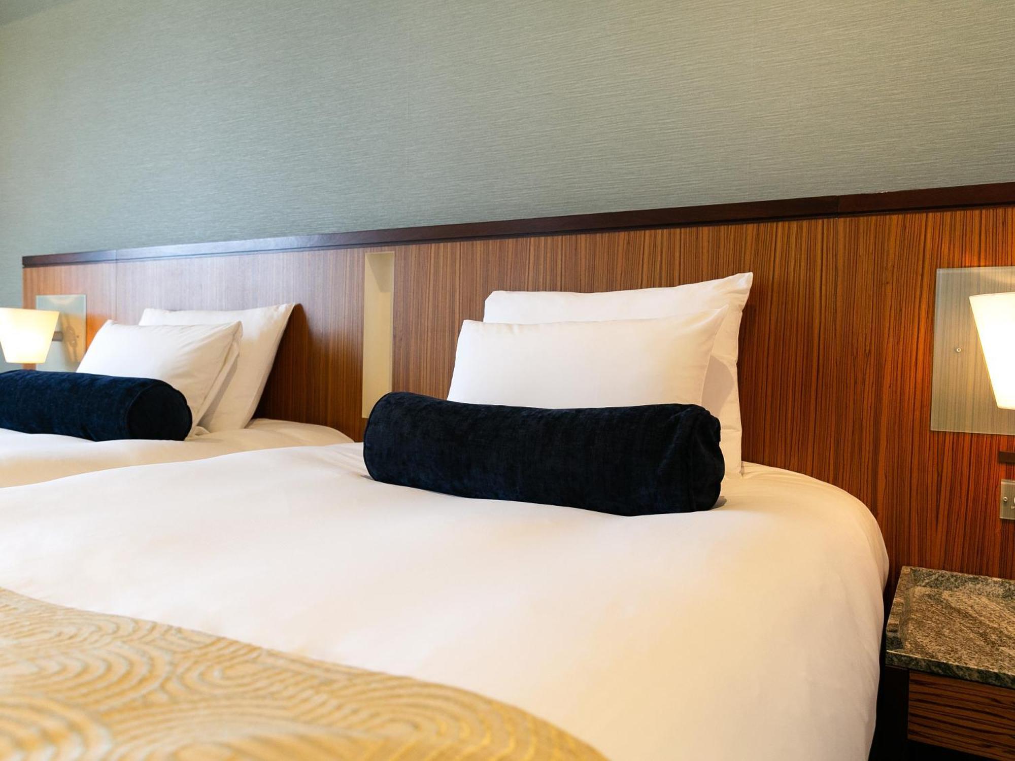 ホテル日航アリビラ 読谷村 エクステリア 写真 A bed with a bolster