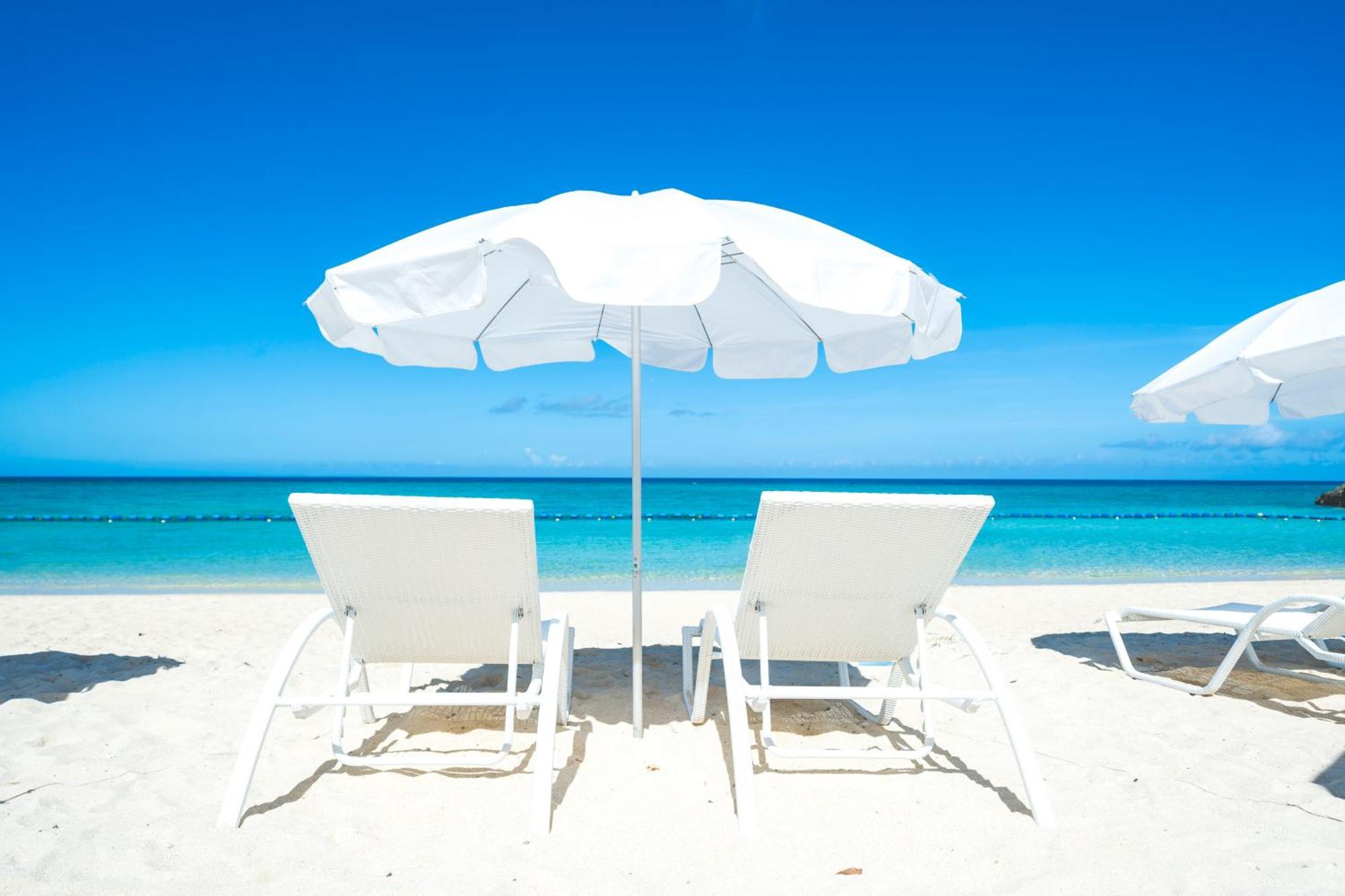 ホテル日航アリビラ 読谷村 エクステリア 写真 Beach chairs and umbrella